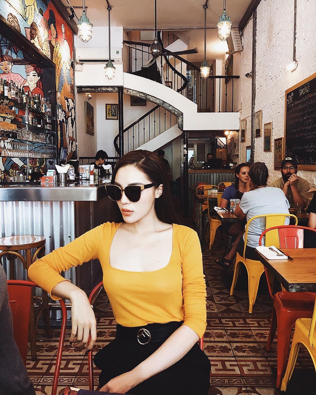 Học theo Kate Middleton và Meghan Markle, các người đẹp Việt cũng đua nhau diện gam màu vàng tươi nắng hè