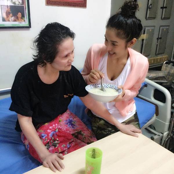 Phim Gạo nếp gạo tẻ có thật ngoài đời: Con trai, con dâu lớn bị bố mẹ đuổi khéo, con gái được cưng chiều hết mực