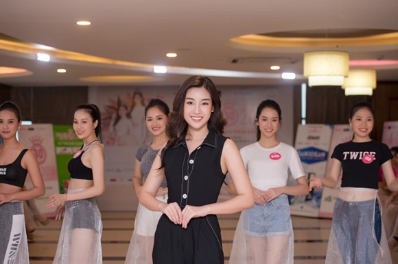 Đỗ Mỹ Linh thị phạm catwalk cho thí sinh Hoa hậu Việt Nam 2018
