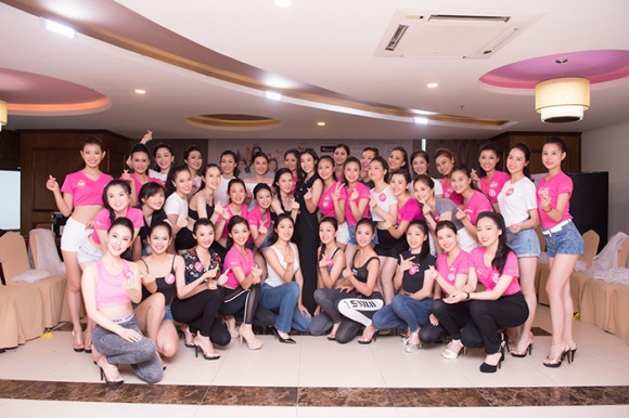 Đỗ Mỹ Linh thị phạm catwalk cho thí sinh Hoa hậu Việt Nam 2018