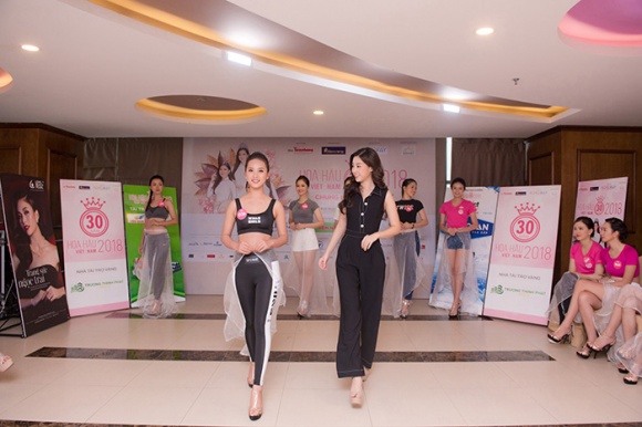 Đỗ Mỹ Linh thị phạm catwalk cho thí sinh Hoa hậu Việt Nam 2018