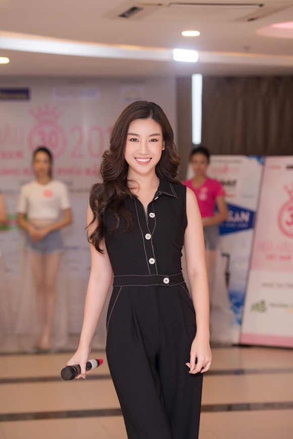 Đỗ Mỹ Linh thị phạm catwalk cho thí sinh Hoa hậu Việt Nam 2018