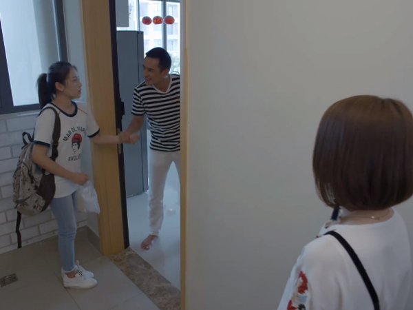 Ngày Ấy Mình Đã Yêu tập 12: Hạ tận mắt chứng kiến chồng sắp cưới kéo gái lạ vào nhà Ngày Ấy Mình Đã Yêu tập 12: Hạ tận mắt chứng kiến chồng sắp cưới kéo gái lạ vào nhà