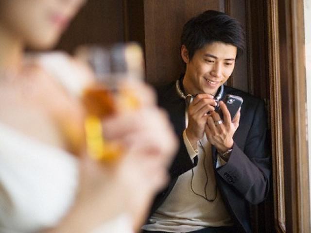 Yên tâm vì chồng về nhà đúng giờ mỗi ngày, tôi nào ngờ lại bị chồng ngoại tình ngay trước mắt mà chẳng hề hay biết