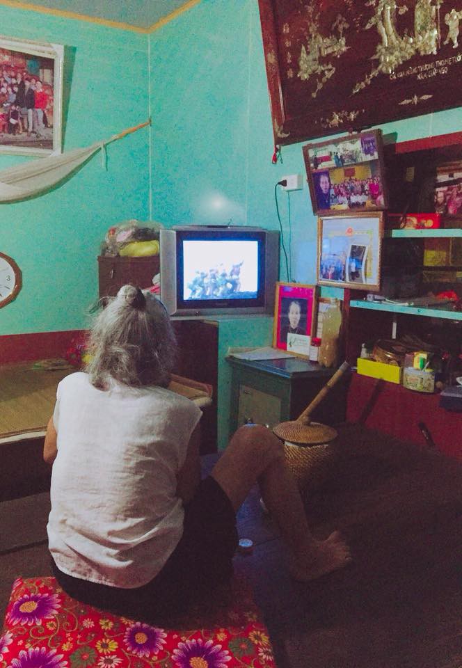 Bà nội 87 tuổi vẫn thích xem Tây Du Ký khiến cư dân mạng phải ôm tim vì quá dễ thương