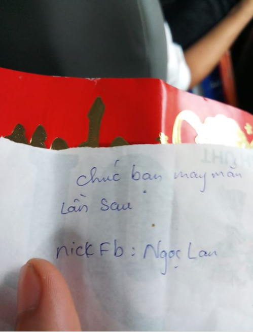 Lặn lội 100km đi bê tráp, chàng trai nhận được lì xì trao duyên chỉ có tờ giấy ghi dòng chữ gây phẫn nộ Lặn lội 100km đi bê tráp, chàng trai nhận được lì xì trao duyên chỉ có tờ giấy ghi dòng chữ gây phẫn nộ