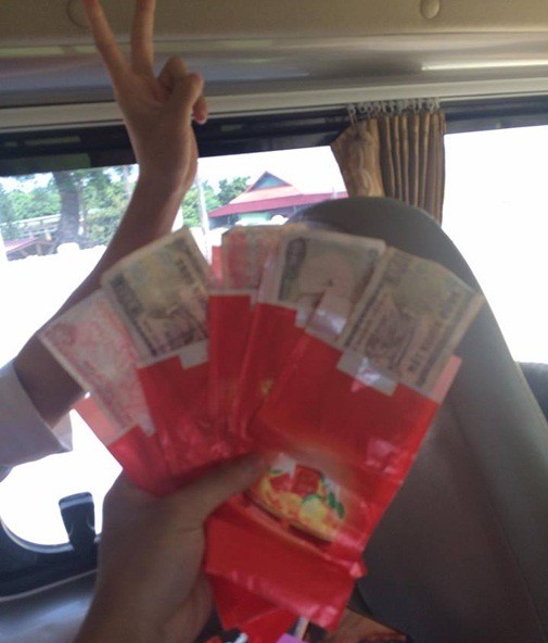 Lặn lội 100km đi bê tráp, chàng trai nhận được lì xì trao duyên chỉ có tờ giấy ghi dòng chữ gây phẫn nộ