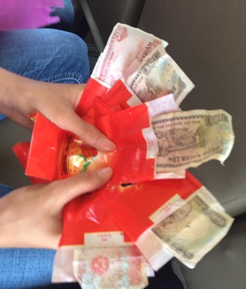 Lặn lội 100km đi bê tráp, chàng trai nhận được lì xì trao duyên chỉ có tờ giấy ghi dòng chữ gây phẫn nộ