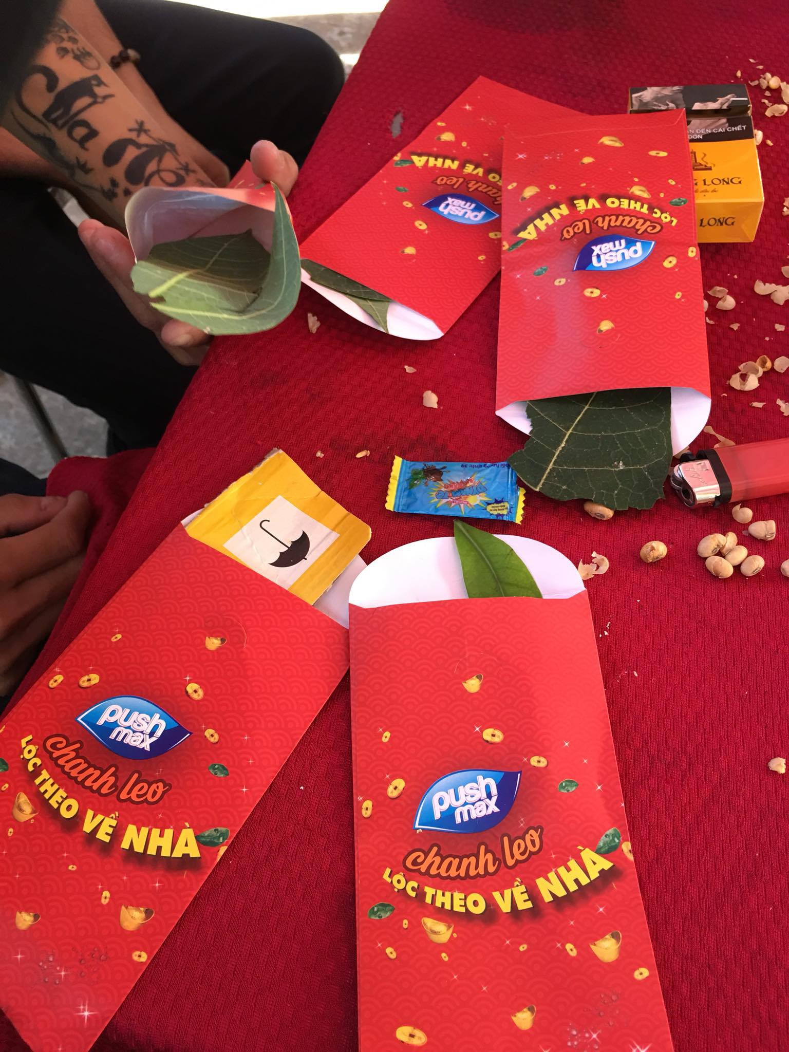 Lặn lội 100km đi bê tráp, chàng trai nhận được lì xì trao duyên chỉ có tờ giấy ghi dòng chữ gây phẫn nộ