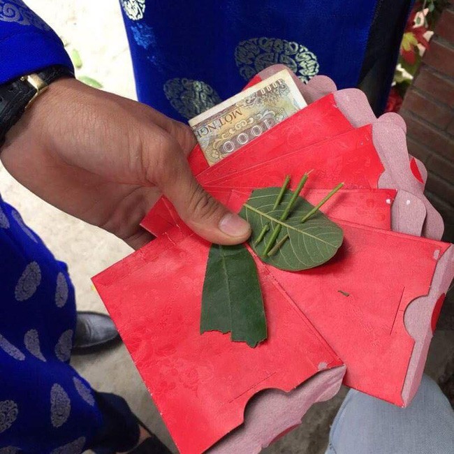 Lặn lội 100km đi bê tráp, chàng trai nhận được lì xì trao duyên chỉ có tờ giấy ghi dòng chữ gây phẫn nộ