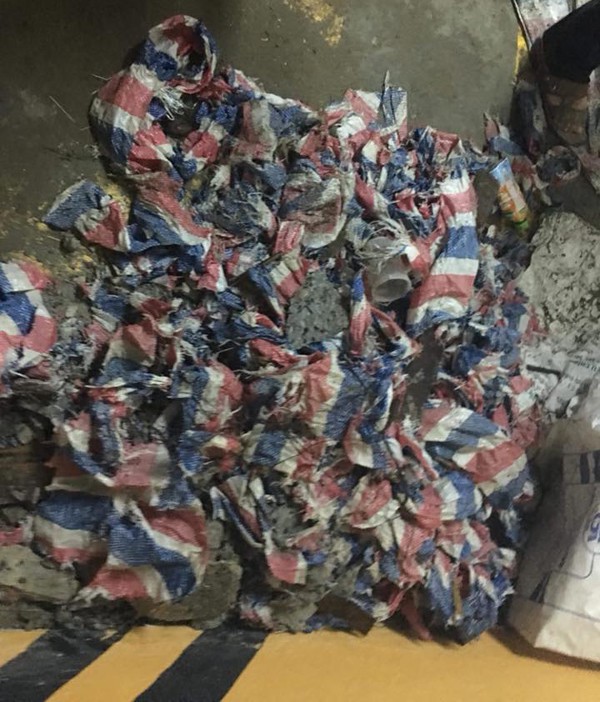 Hà Nội: Cư dân chung cư Thanh Hà Cienco 5 phát hiện bể nước ngầm đầy rác thải xây dựng