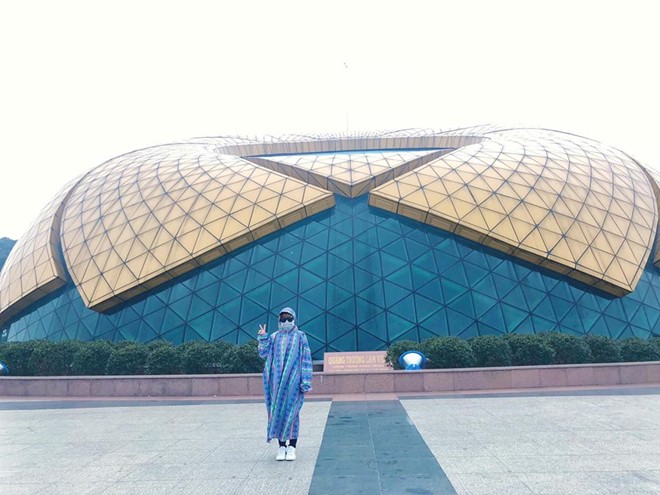 Đi du lịch đúng ngày bão, đừng vội buồn vì áo mưa họa tiết cùng kính râm vẫn sẽ cho bạn bộ ảnh chất lừ