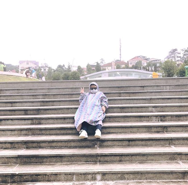 Đi du lịch đúng ngày bão, đừng vội buồn vì áo mưa họa tiết cùng kính râm vẫn sẽ cho bạn bộ ảnh chất lừ