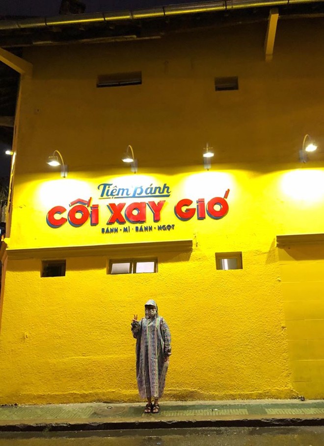 Đi du lịch đúng ngày bão, đừng vội buồn vì áo mưa họa tiết cùng kính râm vẫn sẽ cho bạn bộ ảnh chất lừ