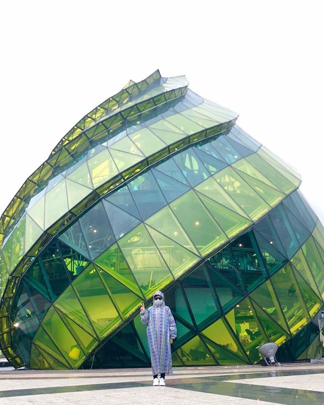 Đi du lịch đúng ngày bão, đừng vội buồn vì áo mưa họa tiết cùng kính râm vẫn sẽ cho bạn bộ ảnh chất lừ