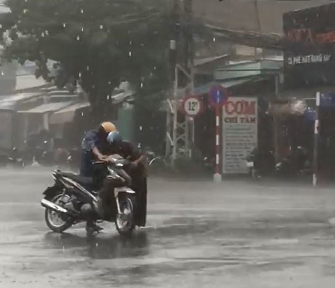 Giữa ngày mưa ảm đạm, dân mạng rần rần chia sẻ clip xúc động: Đừng lo bão táp mưa sa bởi đã có cha ở đây rồi!