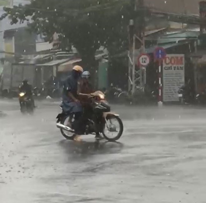 Giữa ngày mưa ảm đạm, dân mạng rần rần chia sẻ clip xúc động: Đừng lo bão táp mưa sa bởi đã có cha ở đây rồi!