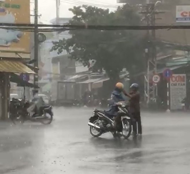 Giữa ngày mưa ảm đạm, dân mạng rần rần chia sẻ clip xúc động: Đừng lo bão táp mưa sa bởi đã có cha ở đây rồi!