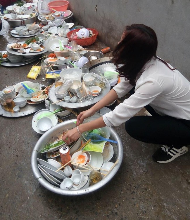 Về nhà người yêu ăn giỗ, cô gái trẻ bị nói bóng gió không biết gì dù đã làm đủ việc, ăn xong cỗ còn phải một mình rửa hết 13 mâm bát