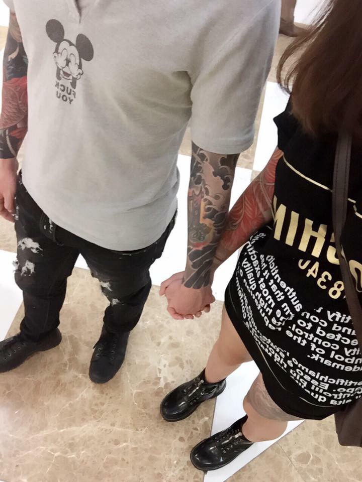 Bất chấp phản đối của cha mẹ, cô gái trẻ vẫn quyết xăm hình và câu chuyện tình yêu cùng anh chàng thợ xăm khiến nhiều chị em ngưỡng mộ