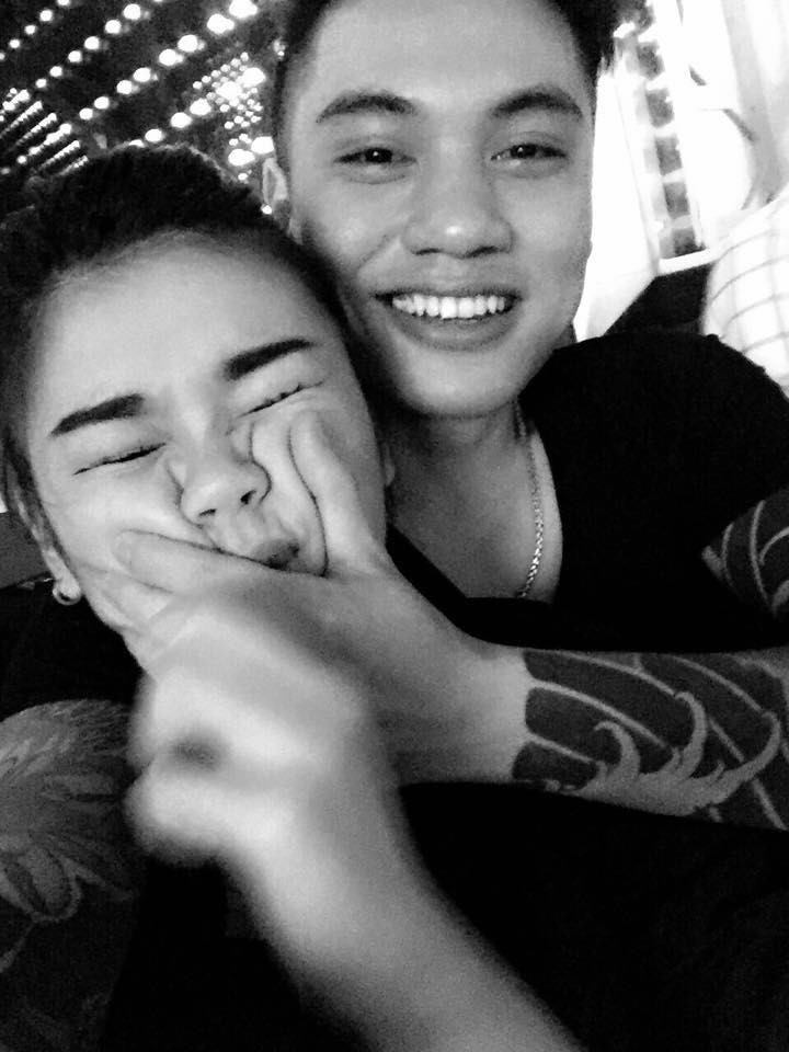 Bất chấp phản đối của cha mẹ, cô gái trẻ vẫn quyết xăm hình và câu chuyện tình yêu cùng anh chàng thợ xăm khiến nhiều chị em ngưỡng mộ