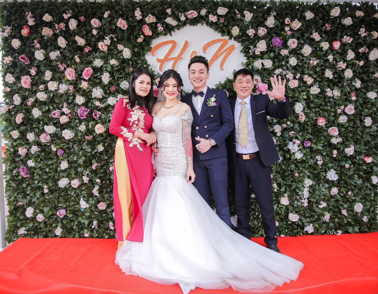 Bất chấp phản đối của cha mẹ, cô gái trẻ vẫn quyết xăm hình và câu chuyện tình yêu cùng anh chàng thợ xăm khiến nhiều chị em ngưỡng mộ