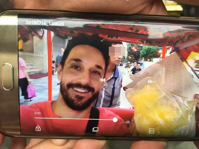 Khách Tây tố bị xích lô ở Hà Nội lừa đảo, dùng tiền âm phủ trả lại 900 nghìn