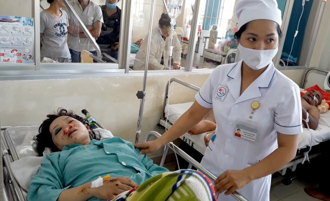 Xe khách lùi ra từ quán cơm bị tông vào đuôi, 2 người chết