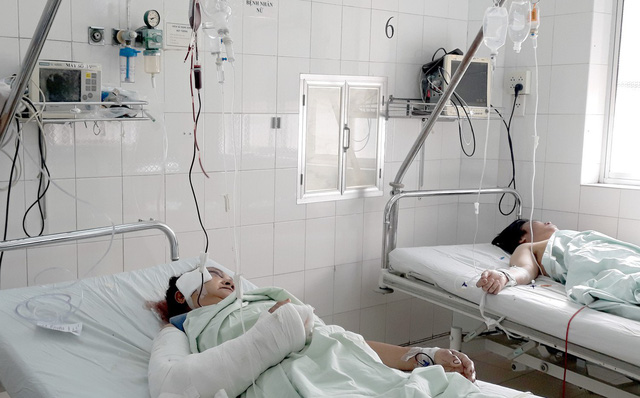 Xe khách lùi ra từ quán cơm bị tông vào đuôi, 2 người chết Xe khách lùi ra từ quán cơm bị tông vào đuôi, 2 người chết
