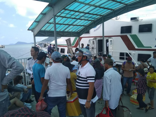 Tàu cao tốc tạm ngưng hoạt động, hàng ngàn khách kẹt lại Phú Quốc