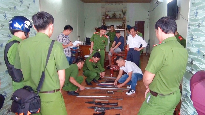 20 đối tượng bắt nhốt 3 nữ tiếp viên quán karaoke đòi tiền bảo kê