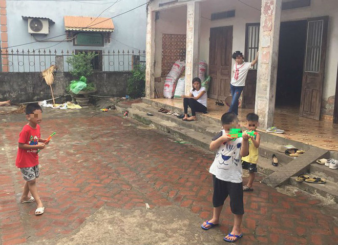 Vụ bệnh viện trao nhầm con: Một cháu bé nổi cáu, khóc, không chịu về nhà bố mẹ đẻ