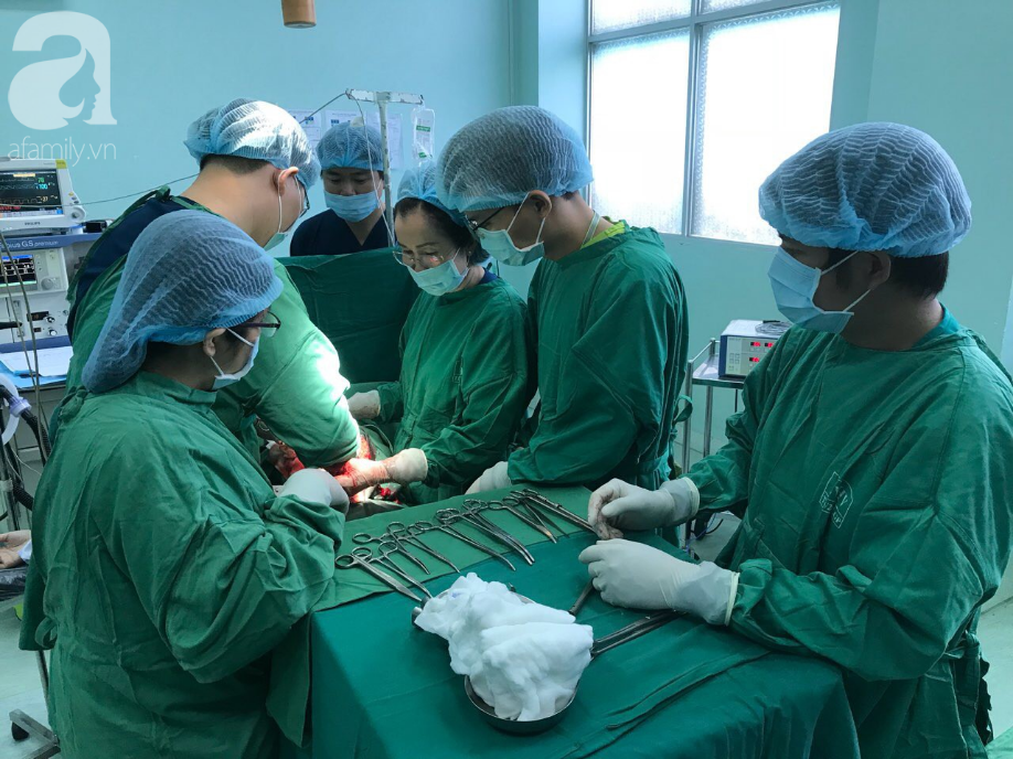 Thường xuyên ăn đêm, cô gái 20 tuổi nghĩ mình béo bụng chủ quan không đi khám suýt chết vì mang u buồng trứng khổng lồ