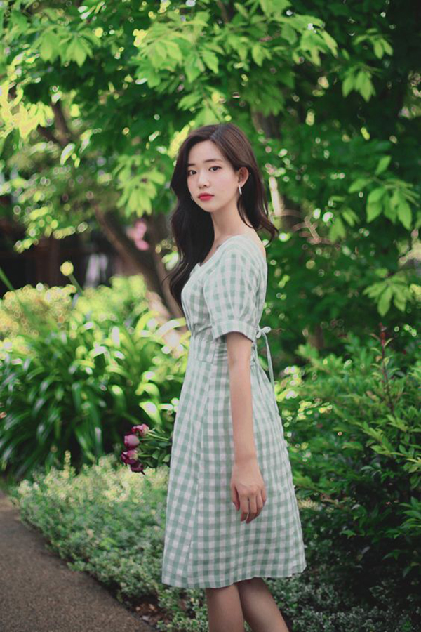 Chọn váy ca rô hợp xu hướng như sao Việt