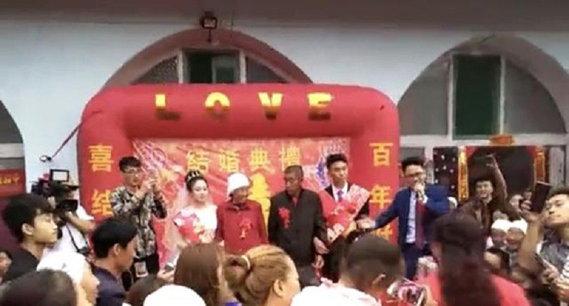 Cậu em trai 22 tuổi được 11 chị gái góp tiền tổ chức đám cưới cả tỷ đồng gây sốt MXH Trung Quốc