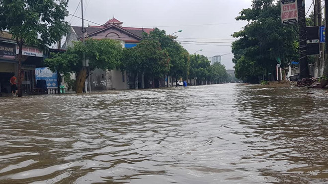 Mưa to nhiều ngày liên tục, người dân TP.Vinh không dám ra khỏi nhà Mưa to nhiều ngày liên tục, người dân TP.Vinh không dám ra khỏi nhà