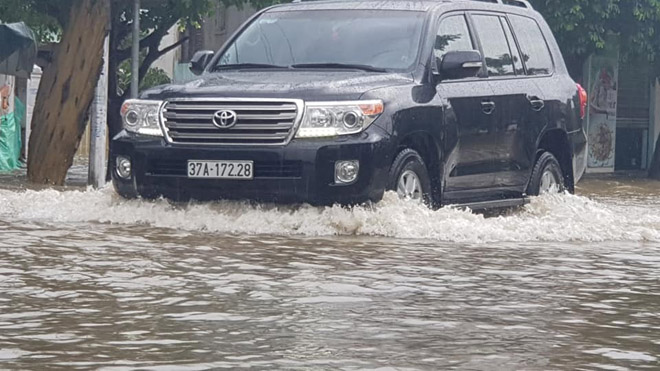 Mưa to nhiều ngày liên tục, người dân TP.Vinh không dám ra khỏi nhà Mưa to nhiều ngày liên tục, người dân TP.Vinh không dám ra khỏi nhà