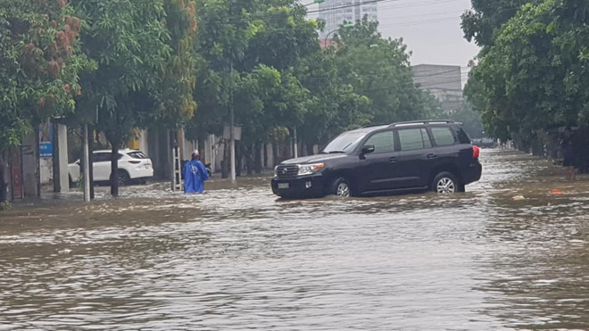 Mưa to nhiều ngày liên tục, người dân TP.Vinh không dám ra khỏi nhà Mưa to nhiều ngày liên tục, người dân TP.Vinh không dám ra khỏi nhà