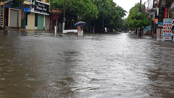Mưa to nhiều ngày liên tục, người dân TP.Vinh không dám ra khỏi nhà Mưa to nhiều ngày liên tục, người dân TP.Vinh không dám ra khỏi nhà