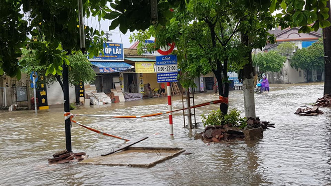 Mưa to nhiều ngày liên tục, người dân TP.Vinh không dám ra khỏi nhà Mưa to nhiều ngày liên tục, người dân TP.Vinh không dám ra khỏi nhà