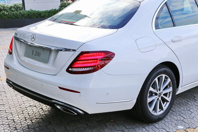 Mercedes-Benz E200 bản nâng cấp về đại lý, giá không đổi