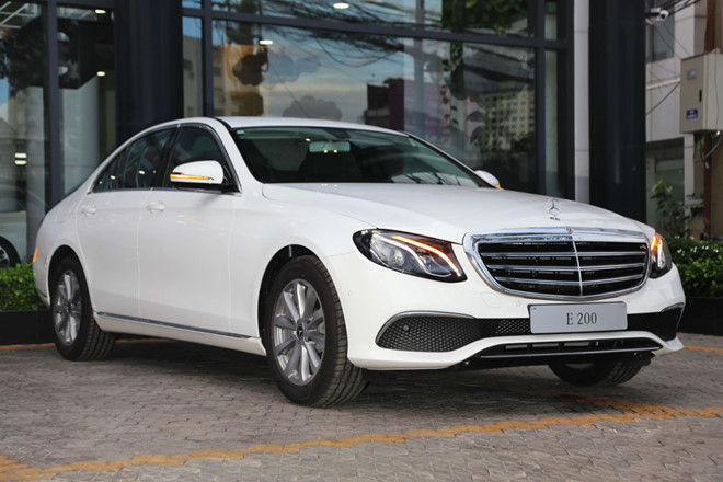 Mercedes-Benz E200 bản nâng cấp về đại lý, giá không đổi