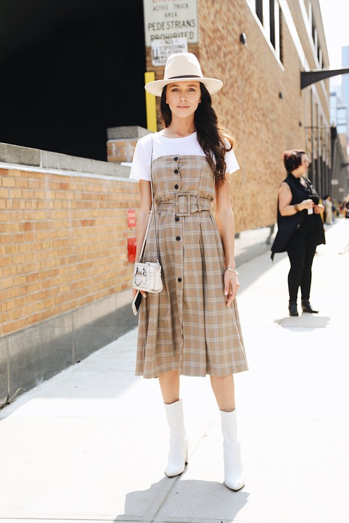 Đi boots cao cổ giữa mùa hè bắt mắt như Taylor Swift