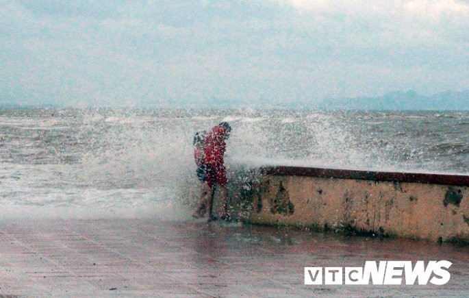 Bão số 3 giật cấp 11 sắp đổ bộ, bố mẹ đứng nhìn con giỡn mặt với tử thần trên biển Đồ Sơn