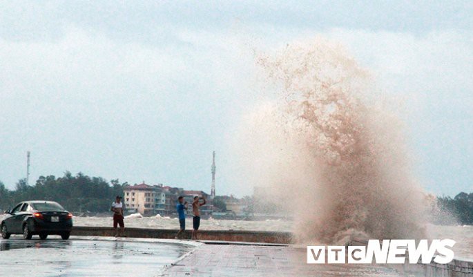 Bão số 3 giật cấp 11 sắp đổ bộ, bố mẹ đứng nhìn con giỡn mặt với tử thần trên biển Đồ Sơn