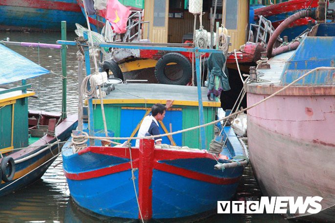 Bão số 3 giật cấp 11 sắp đổ bộ, bố mẹ đứng nhìn con giỡn mặt với tử thần trên biển Đồ Sơn