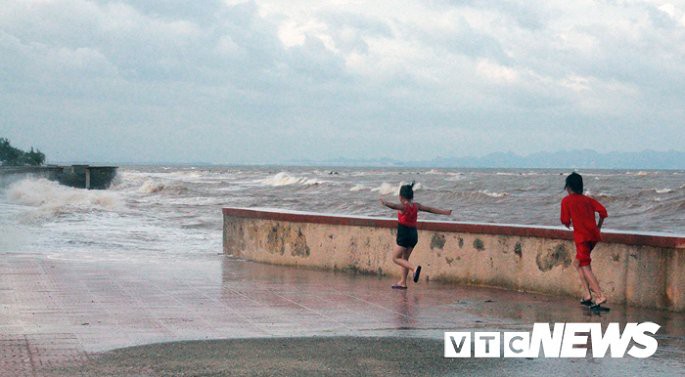 Bão số 3 giật cấp 11 sắp đổ bộ, bố mẹ đứng nhìn con giỡn mặt với tử thần trên biển Đồ Sơn