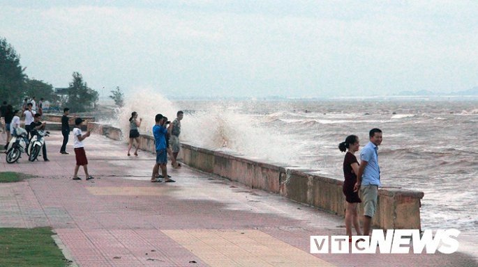 Bão số 3 giật cấp 11 sắp đổ bộ, bố mẹ đứng nhìn con giỡn mặt với tử thần trên biển Đồ Sơn