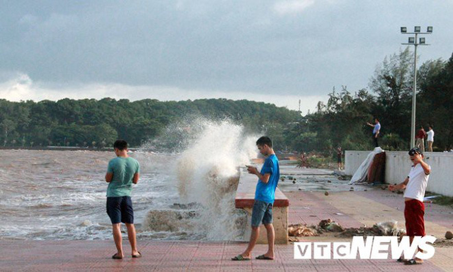 Bão số 3 giật cấp 11 sắp đổ bộ, bố mẹ đứng nhìn con giỡn mặt với tử thần trên biển Đồ Sơn