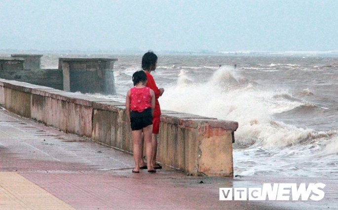 Bão số 3 giật cấp 11 sắp đổ bộ, bố mẹ đứng nhìn con giỡn mặt với tử thần trên biển Đồ Sơn